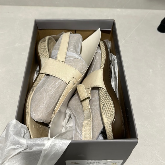 Vionic snakeskin print sandals size 8.5 - Picture 2 of 5